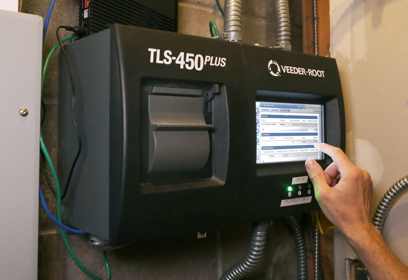 ¿Qué es la TLS-450 PLUS y cómo funciona como tablero de telemedición?